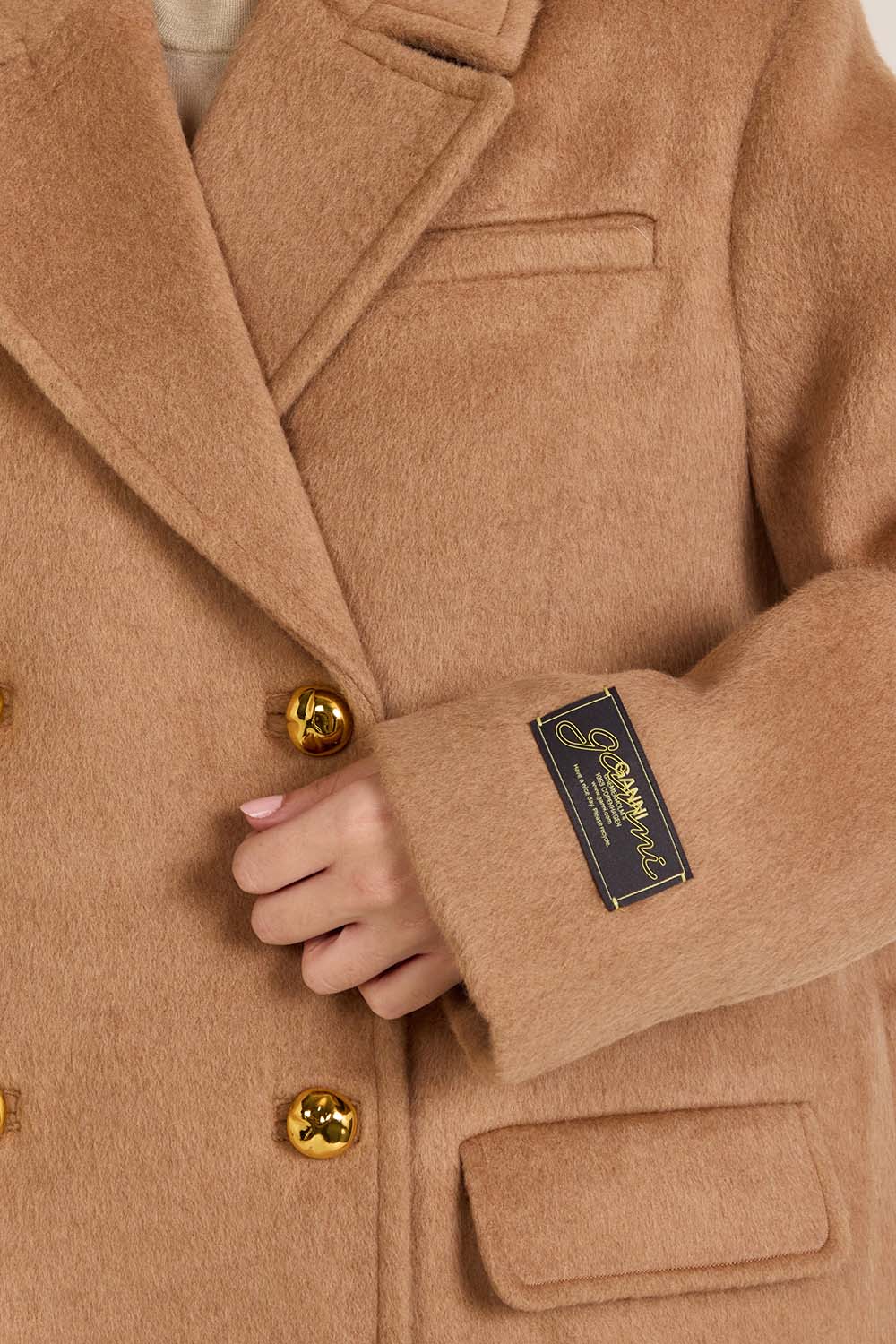 תמונת תקריב דוגמן של מעיל צמר