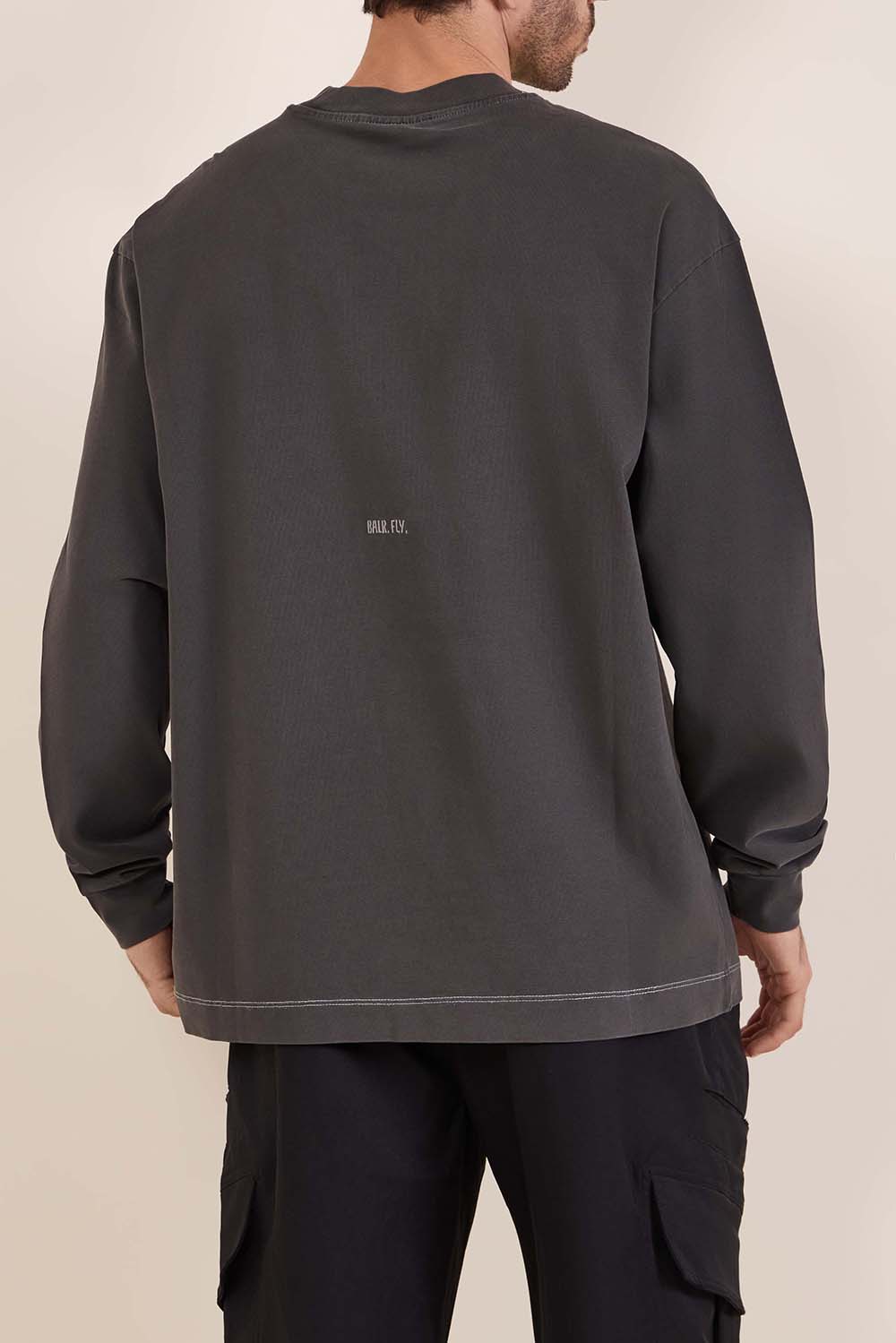 תמונת דוגמן אחורית של חולצת טי ארוכה אוברסייז