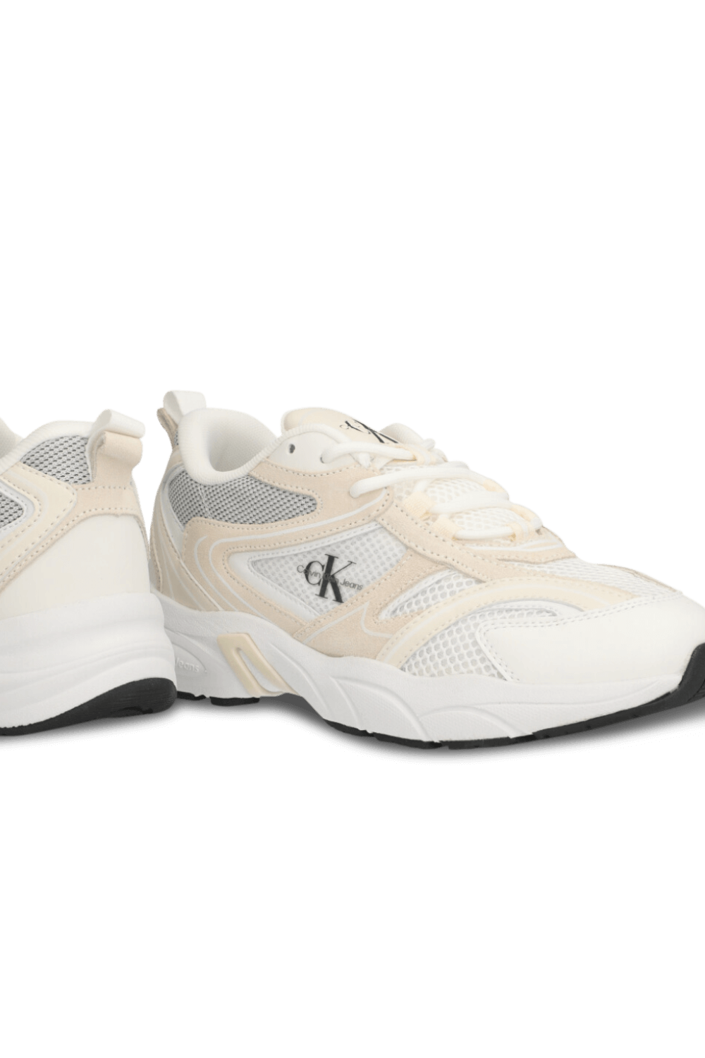 תמונת תקריב של נעלי סניקרס רטרו טניס