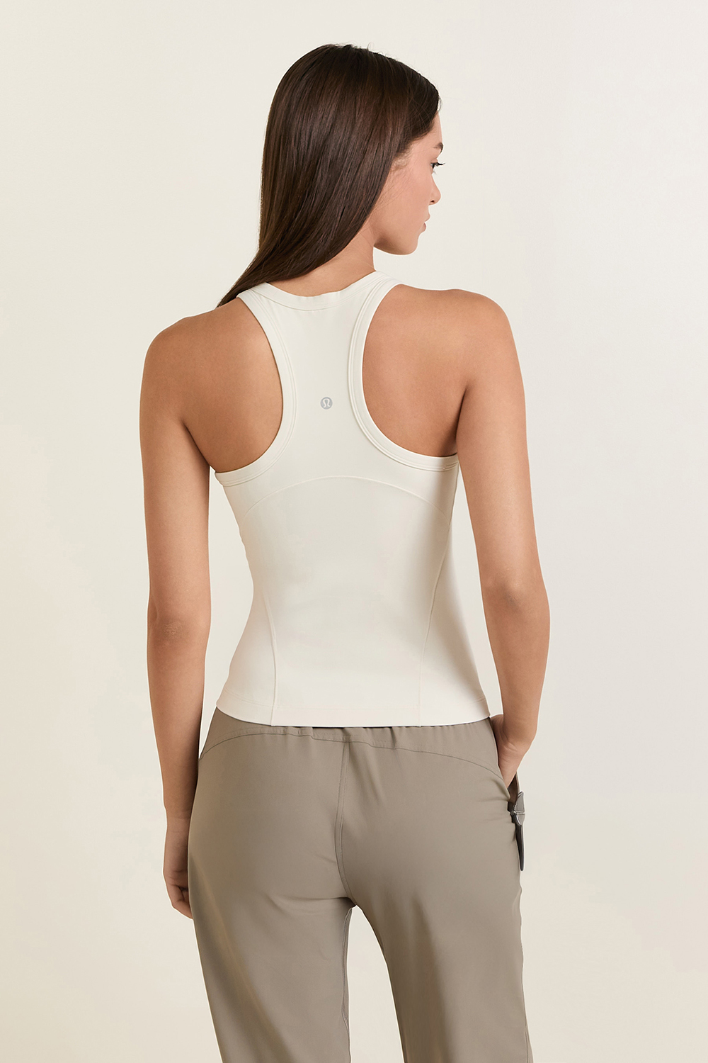 תמונת דוגמן אחורית של Align™ Waist-Length Racerback Tank Top