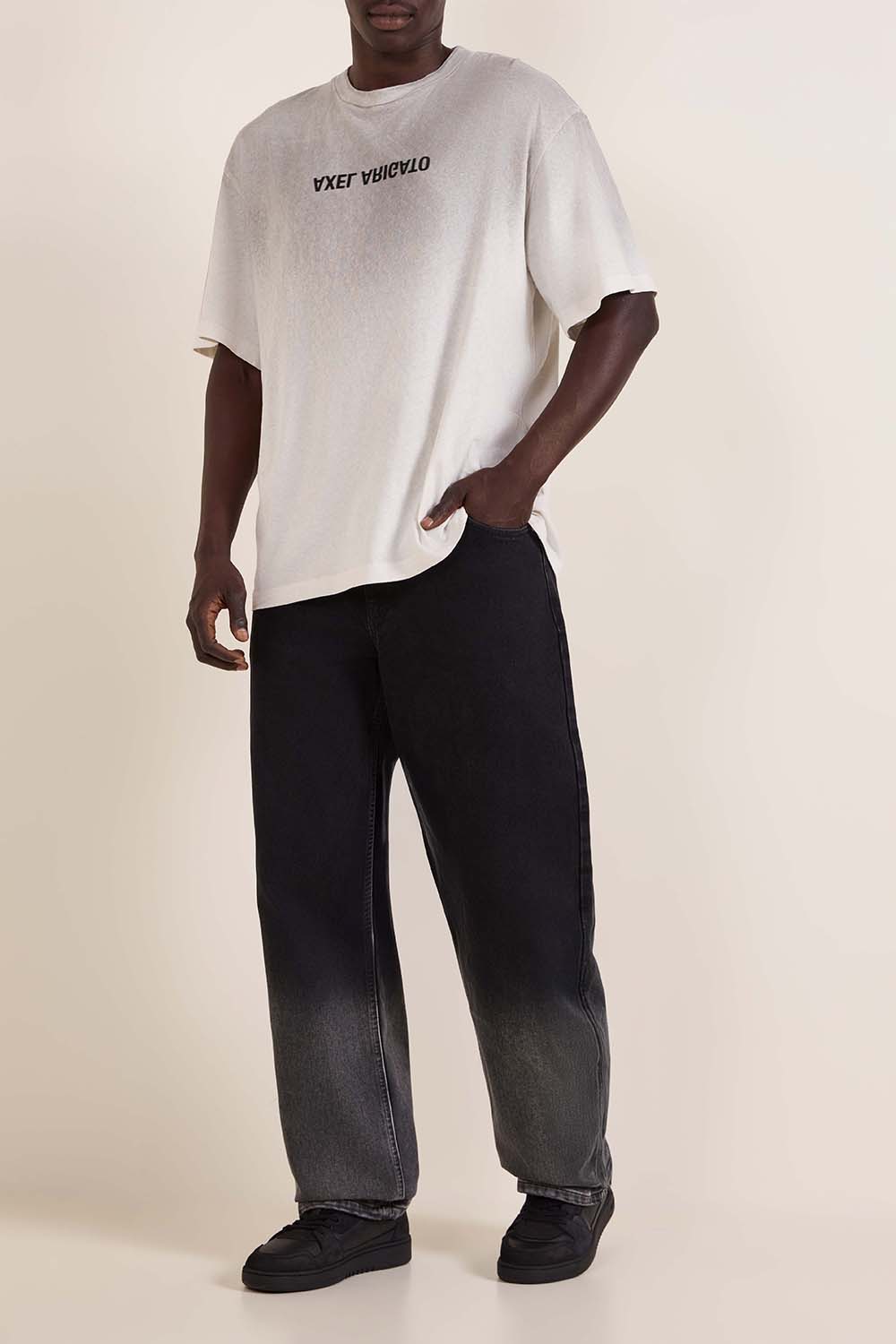 תמונת דוגמן קידמית של נעלי סניקרס