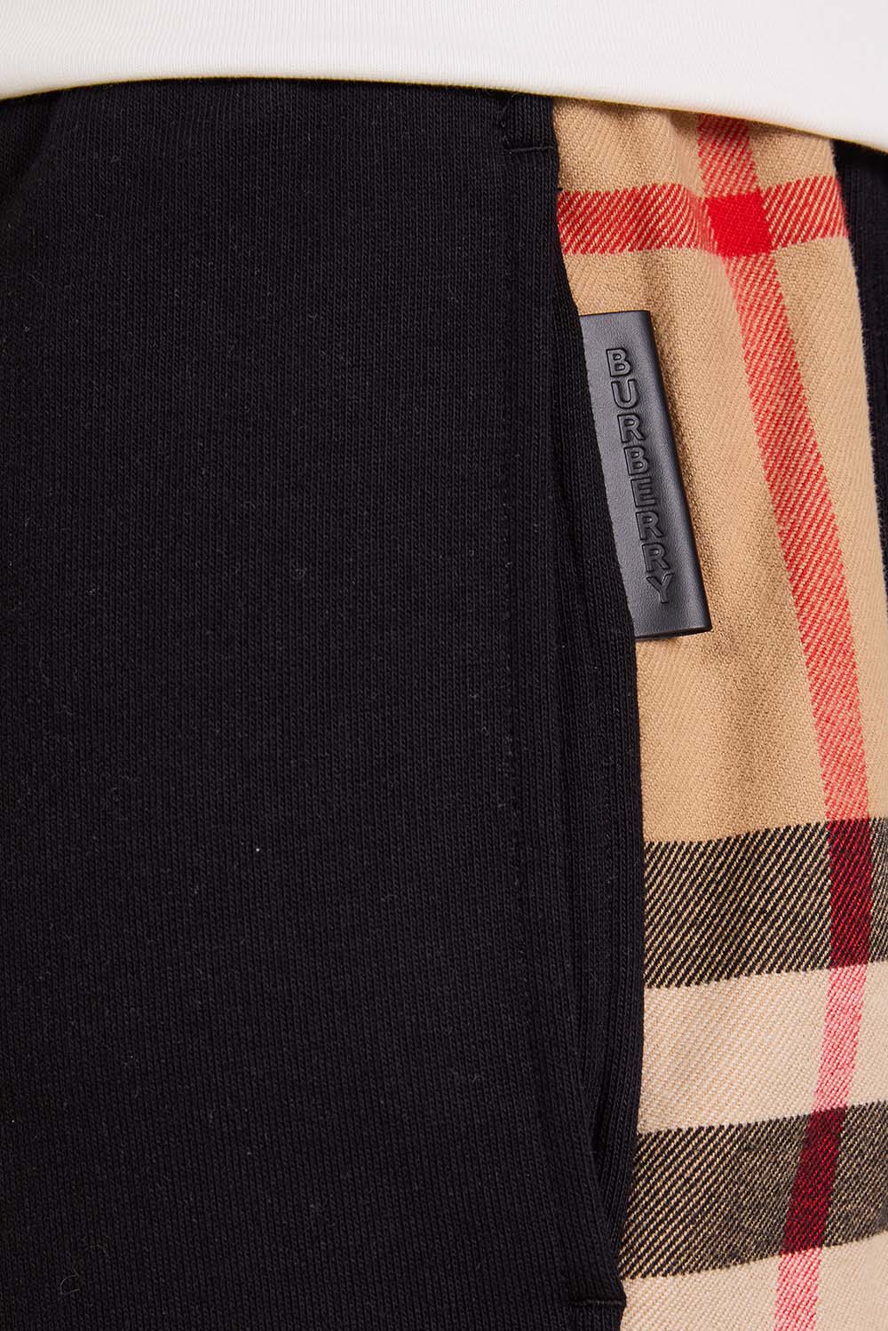 תמונת תקריב דוגמן של מכנסי ג'וגר