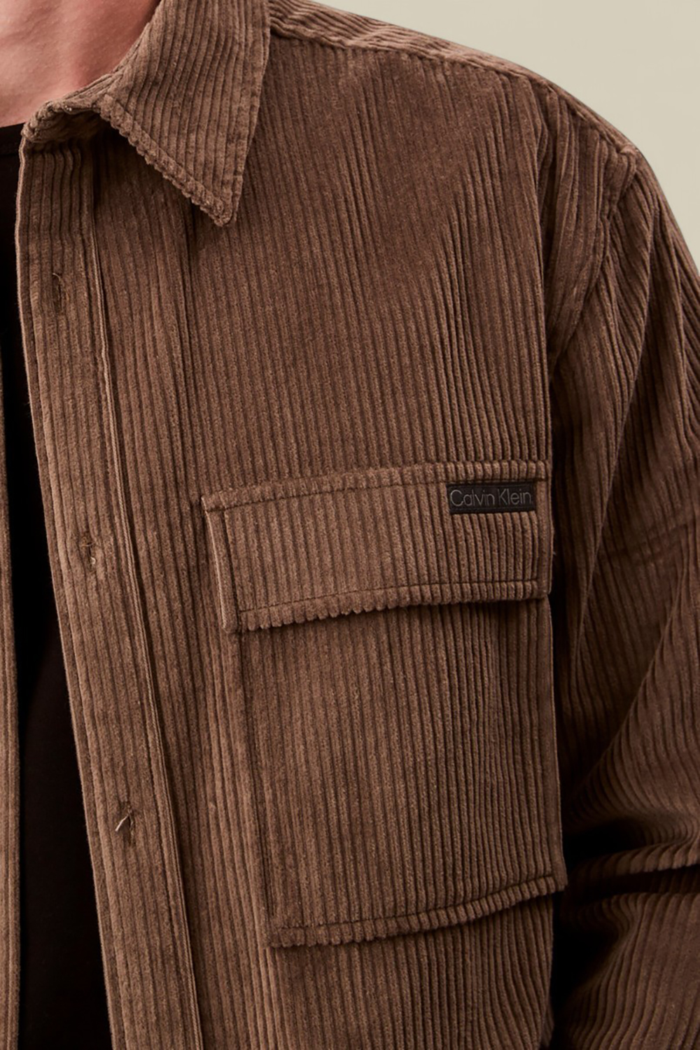 תמונת תקריב דוגמן של חולצת כפתורים קורדרוי