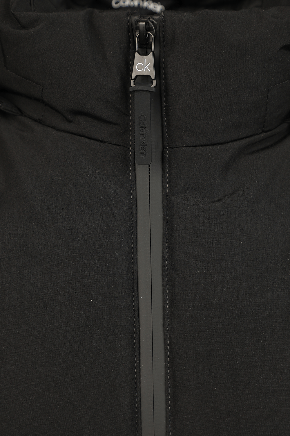 תמונה אחורית של מעיל פאפר עם שרוכים ממותגים בצבע שחור