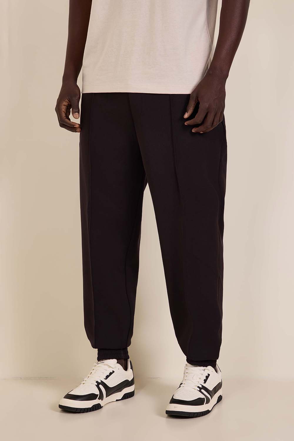 תמונת דוגמן קידמית של מכנסי ג'וגר מחוייטים