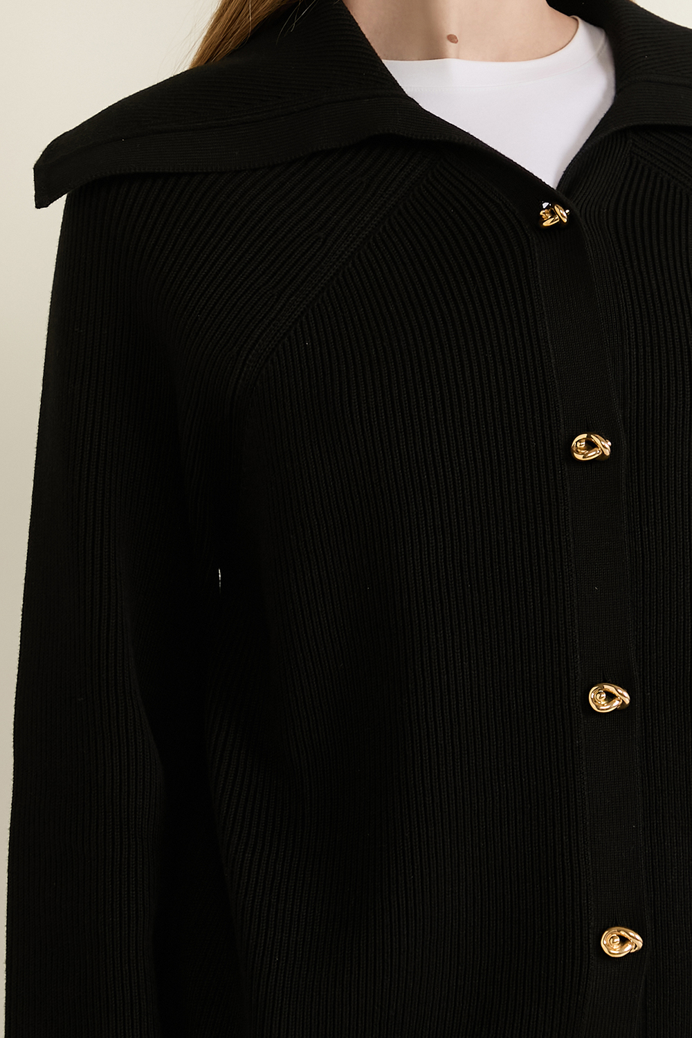 תמונת תקריב דוגמן של קרדיגן כותנה