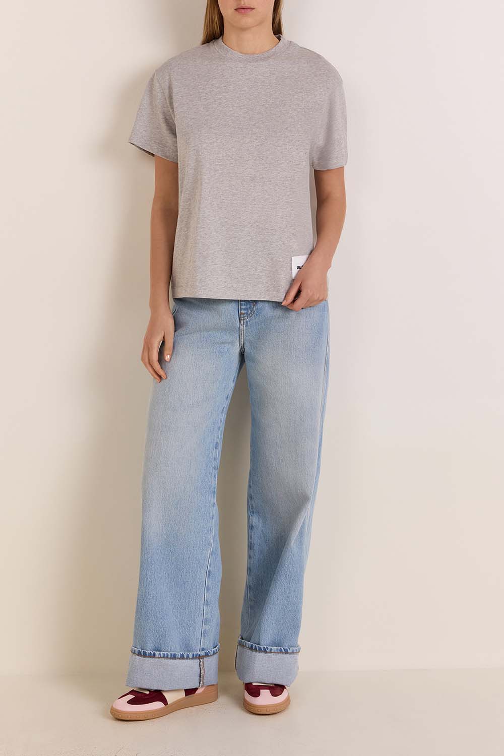 תמונת דוגמן קידמית של נעלי סניקרס