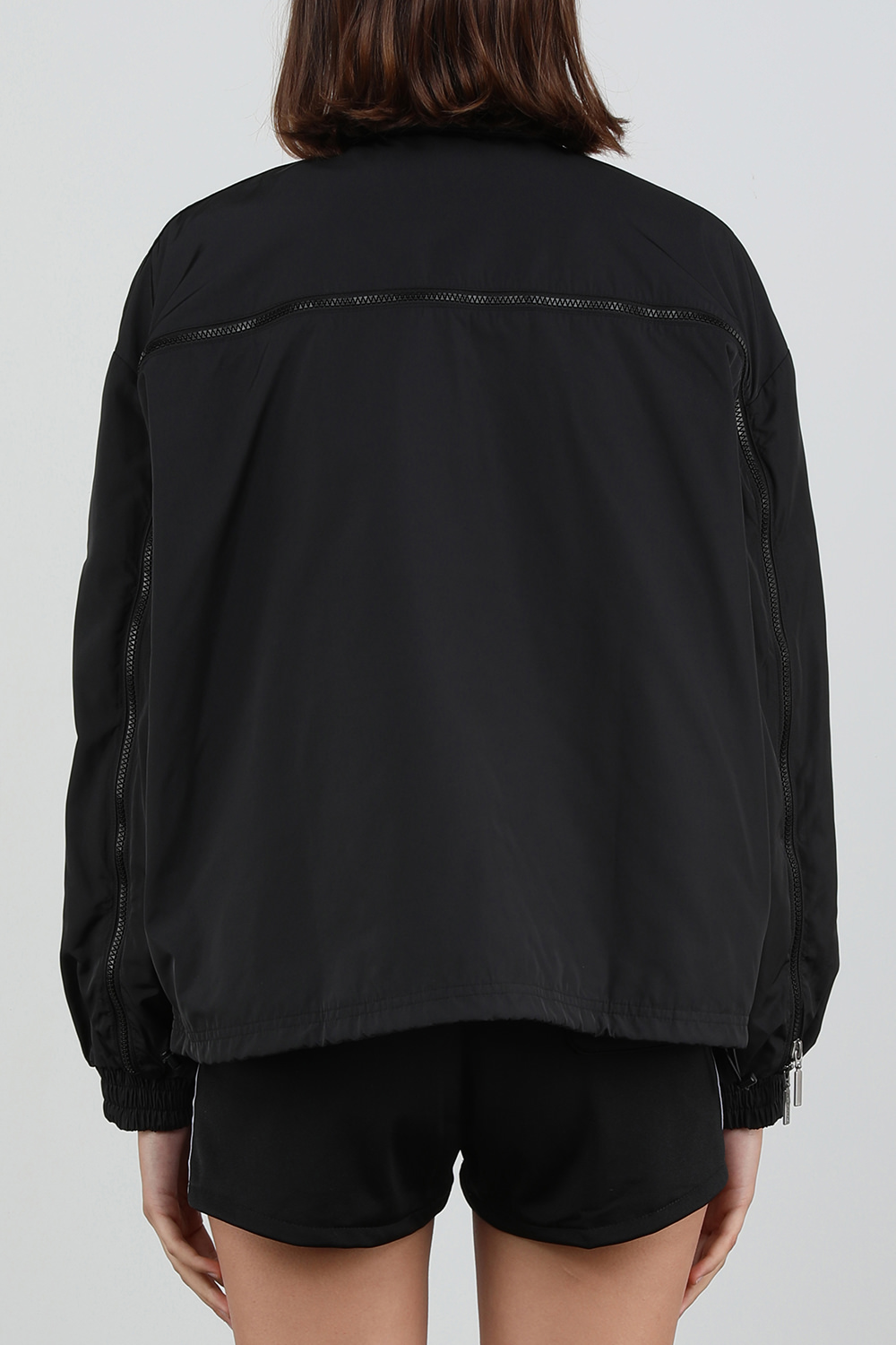 תמונת דוגמן אחורית של זקט ספורט שחור עם לוגו רקום