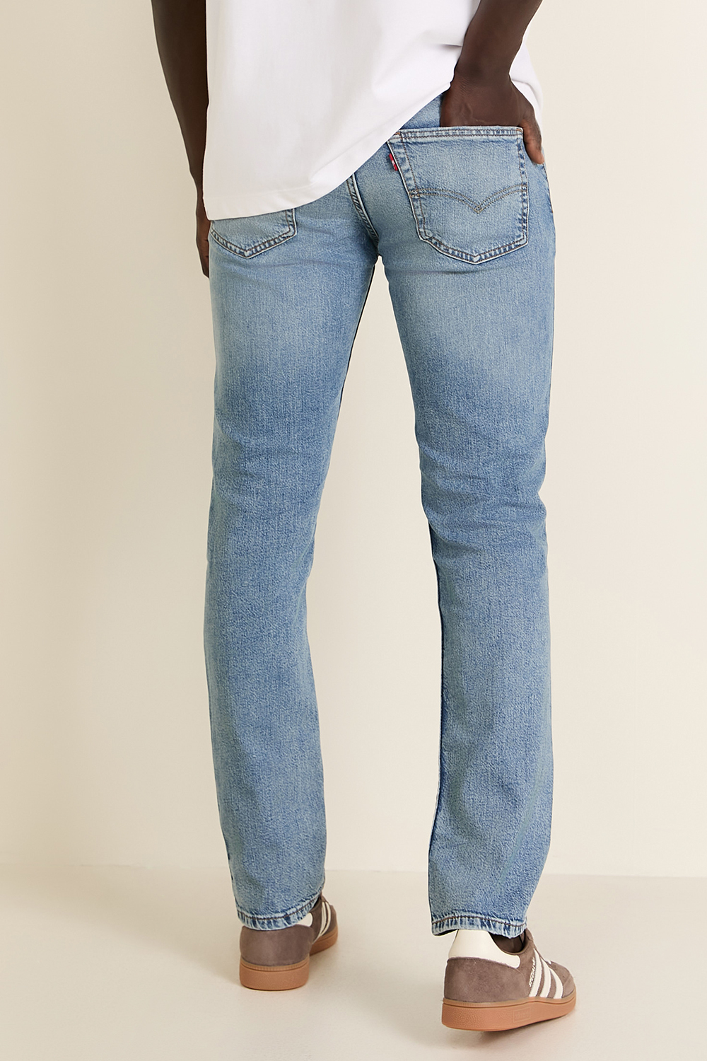 תמונת דוגמן אחורית של מכנסי ג'ינס 511 סלים פיט