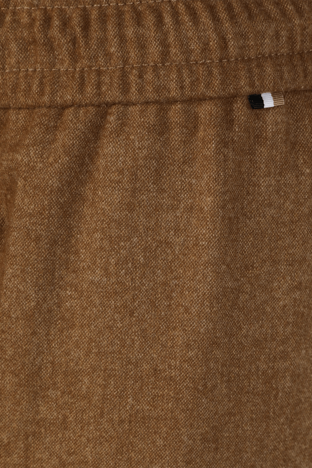 תמונה אחורית של מכנסי אופנה מצמר