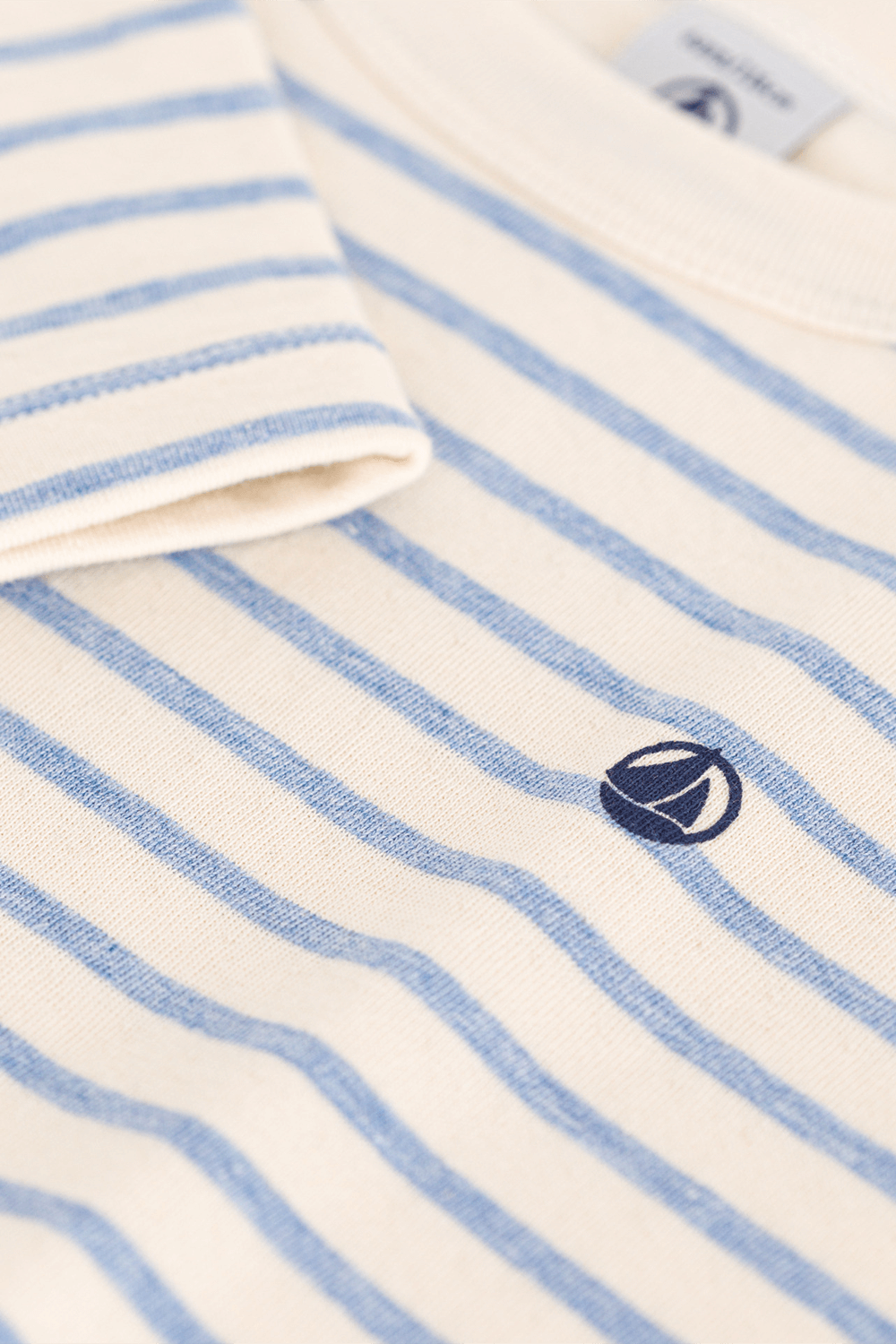 תמונת תקריב של חולצת טי ארוכה - גילאי 6-8 שנים