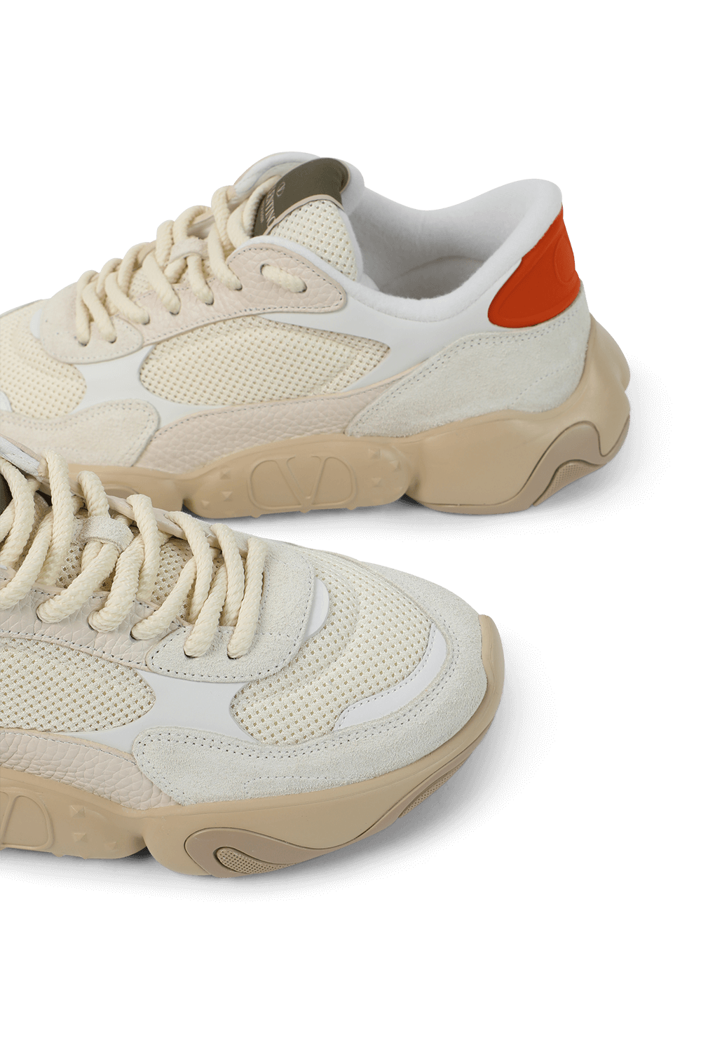 תמונת תקריב של נעלי סניקרס לבנות באבאל באק