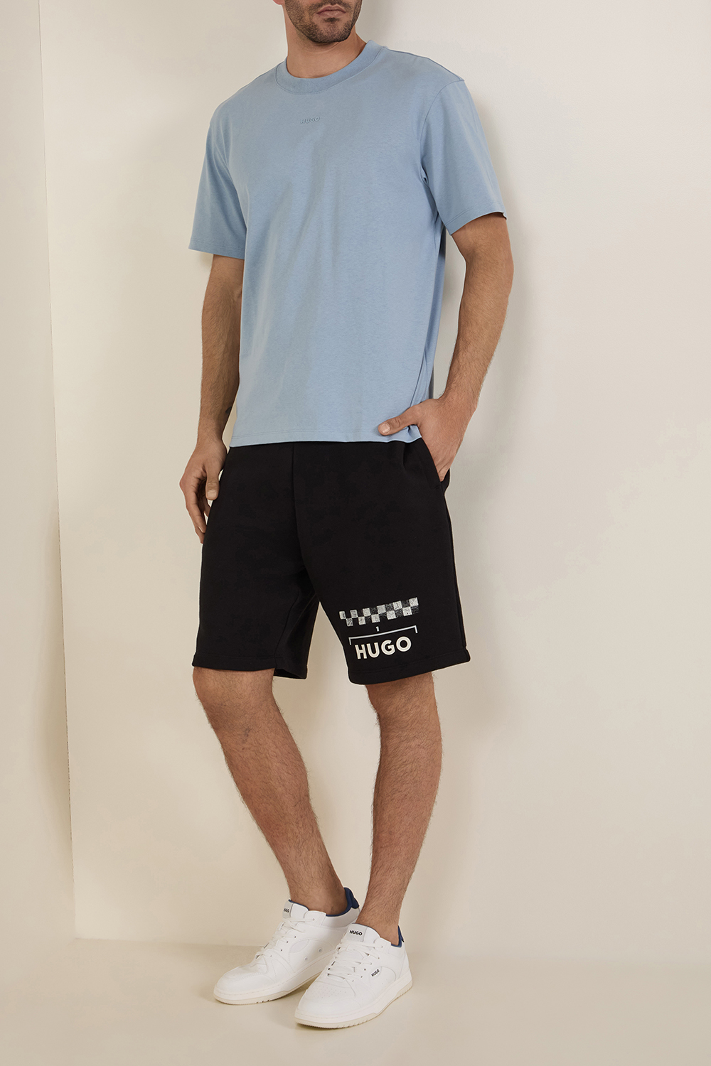 תמונת דוגמן קידמית של נעלי סניקרס