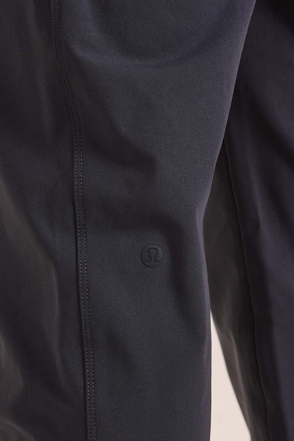 תמונת תקריב דוגמן של ABC Regular Jogger Warpstreme