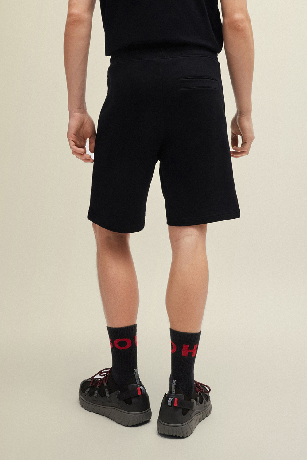 תמונת דוגמן אחורית של מכנסי ג'וג קצרים