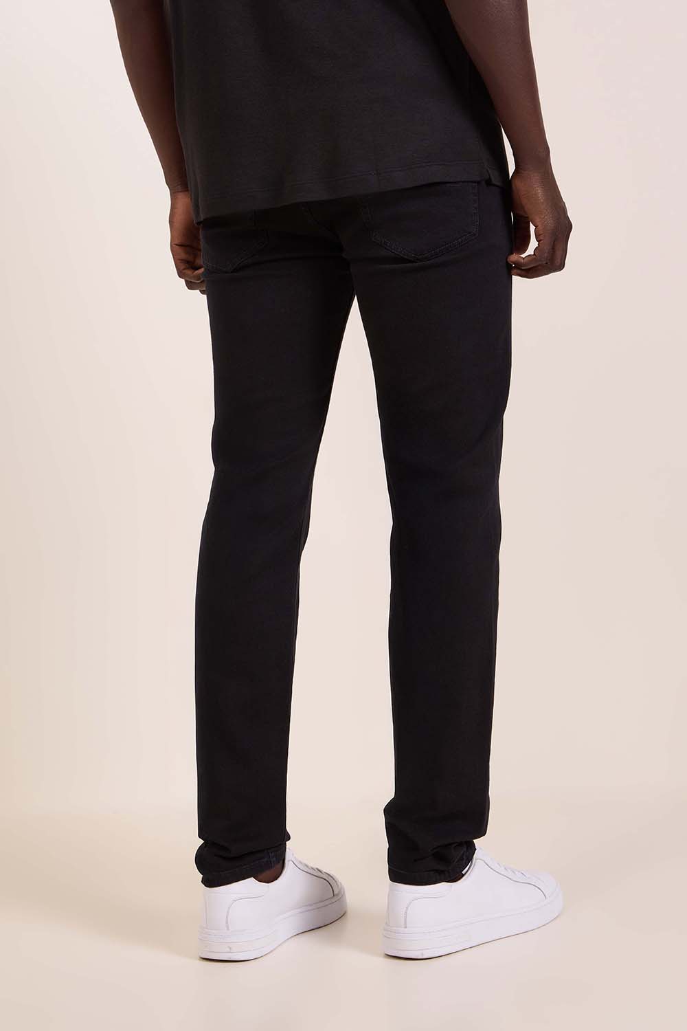 תמונת דוגמן אחורית של מכנסי ג'ינס בגזרה ישרה