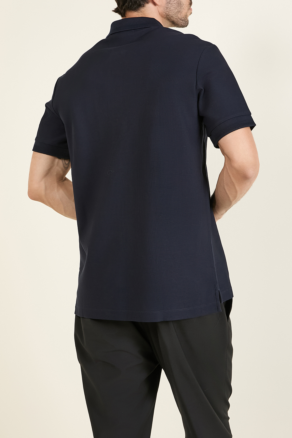 תמונת דוגמן אחורית של חולצת פולו קצרה