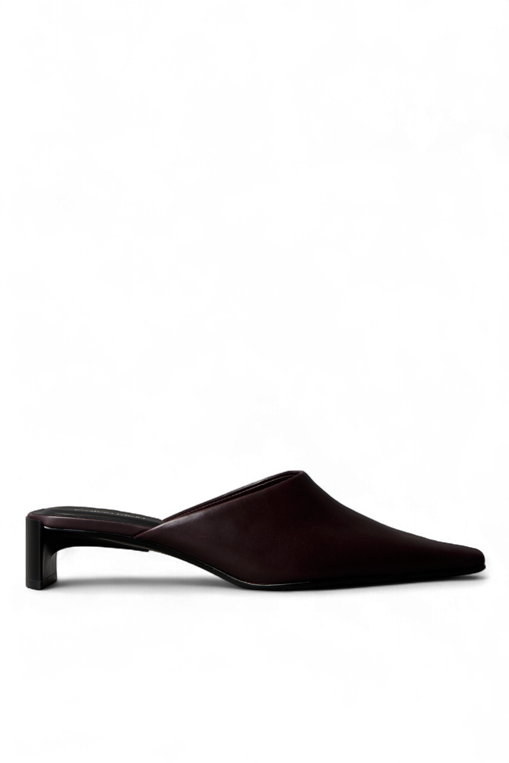 תמונה קידמית של נעלי עקב קטן מיולס