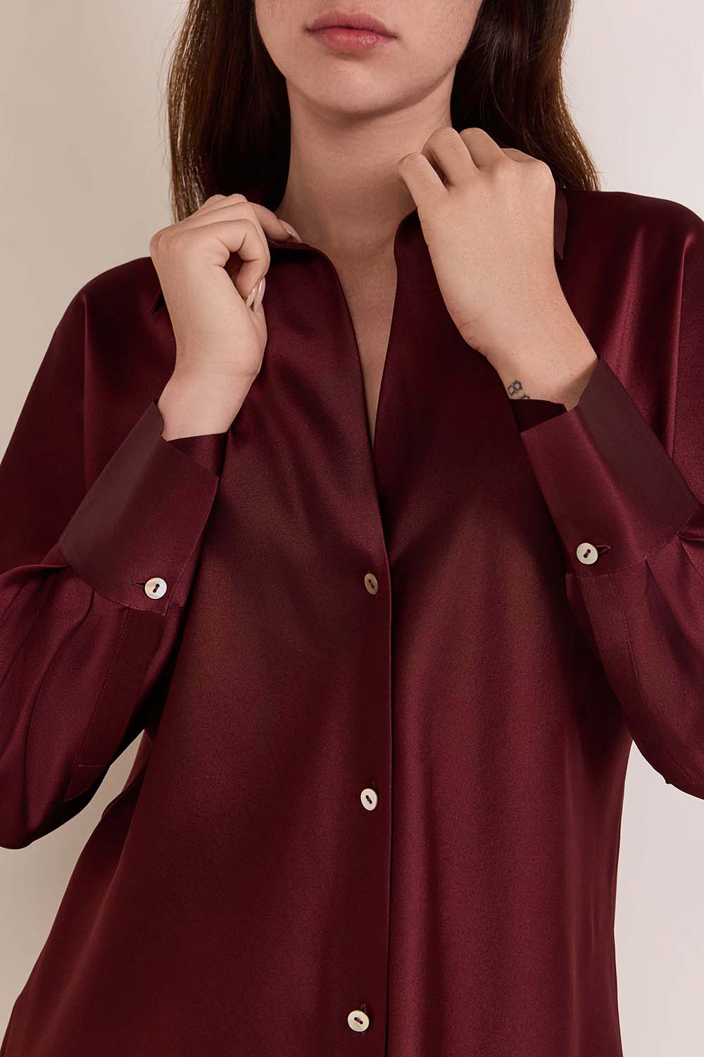 תמונת תקריב דוגמן של חולצת כפתורים ממשי