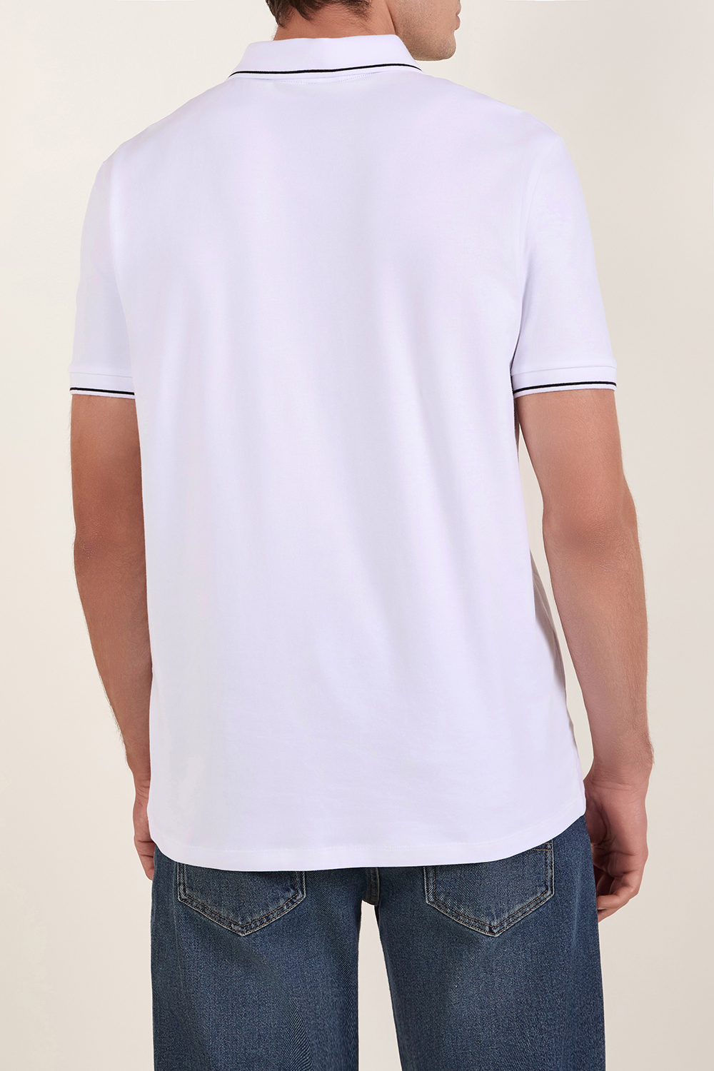 תמונת דוגמן אחורית של חולצת פולו