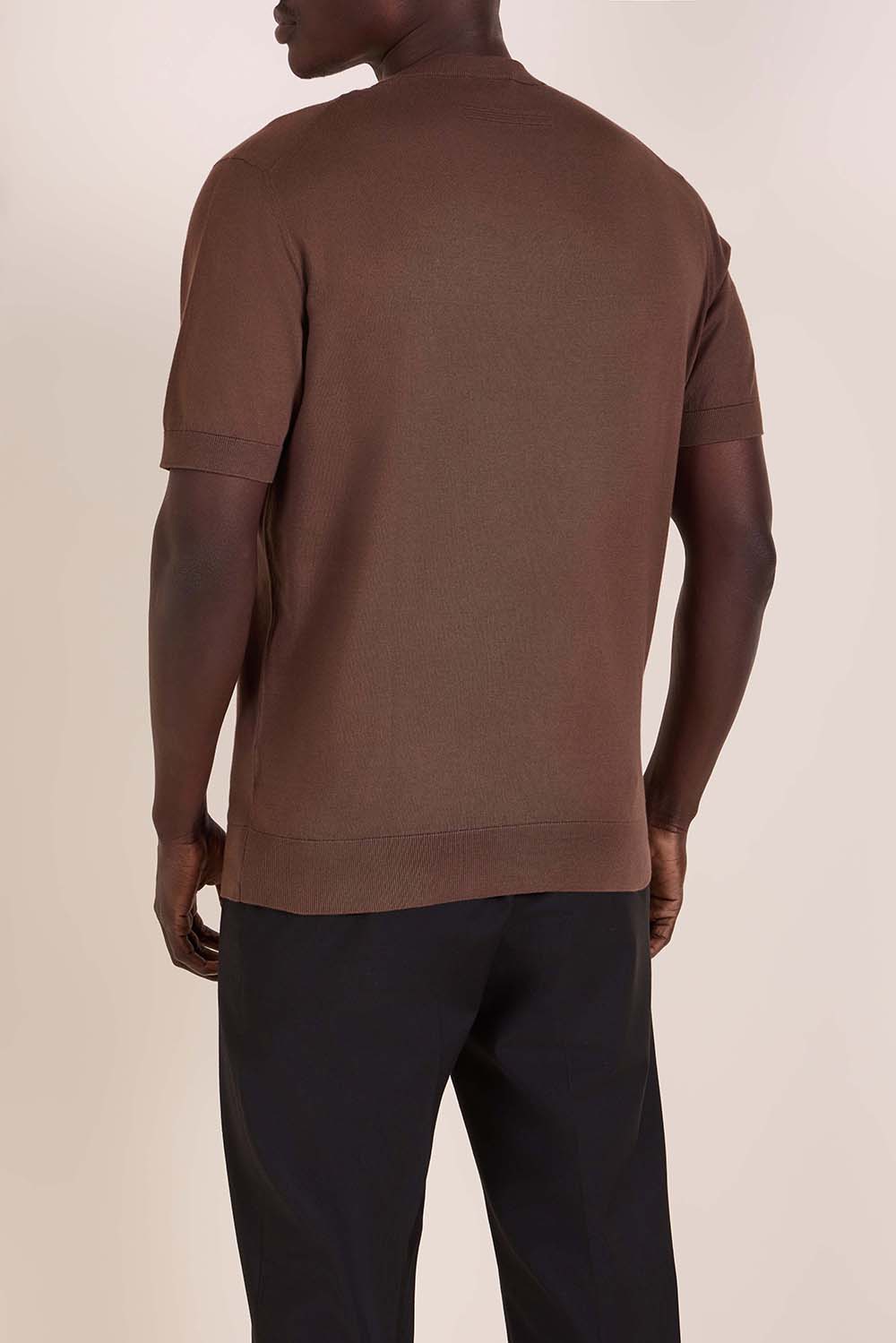 תמונת דוגמן אחורית של חולצת טי