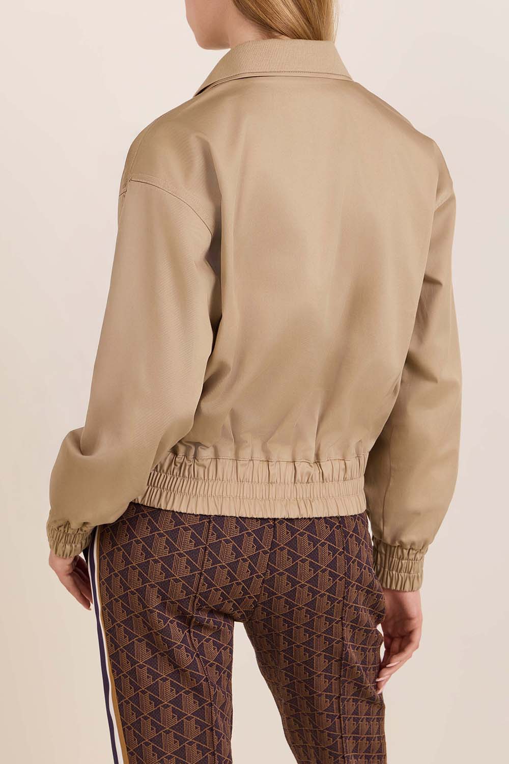 תמונת דוגמן אחורית של ז'קט כותנה