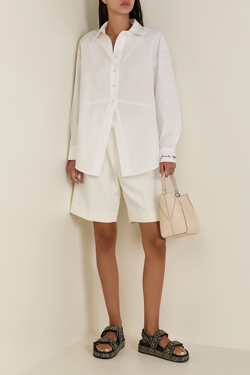 תמונת דוגמן קידמית של סנדלי קירה