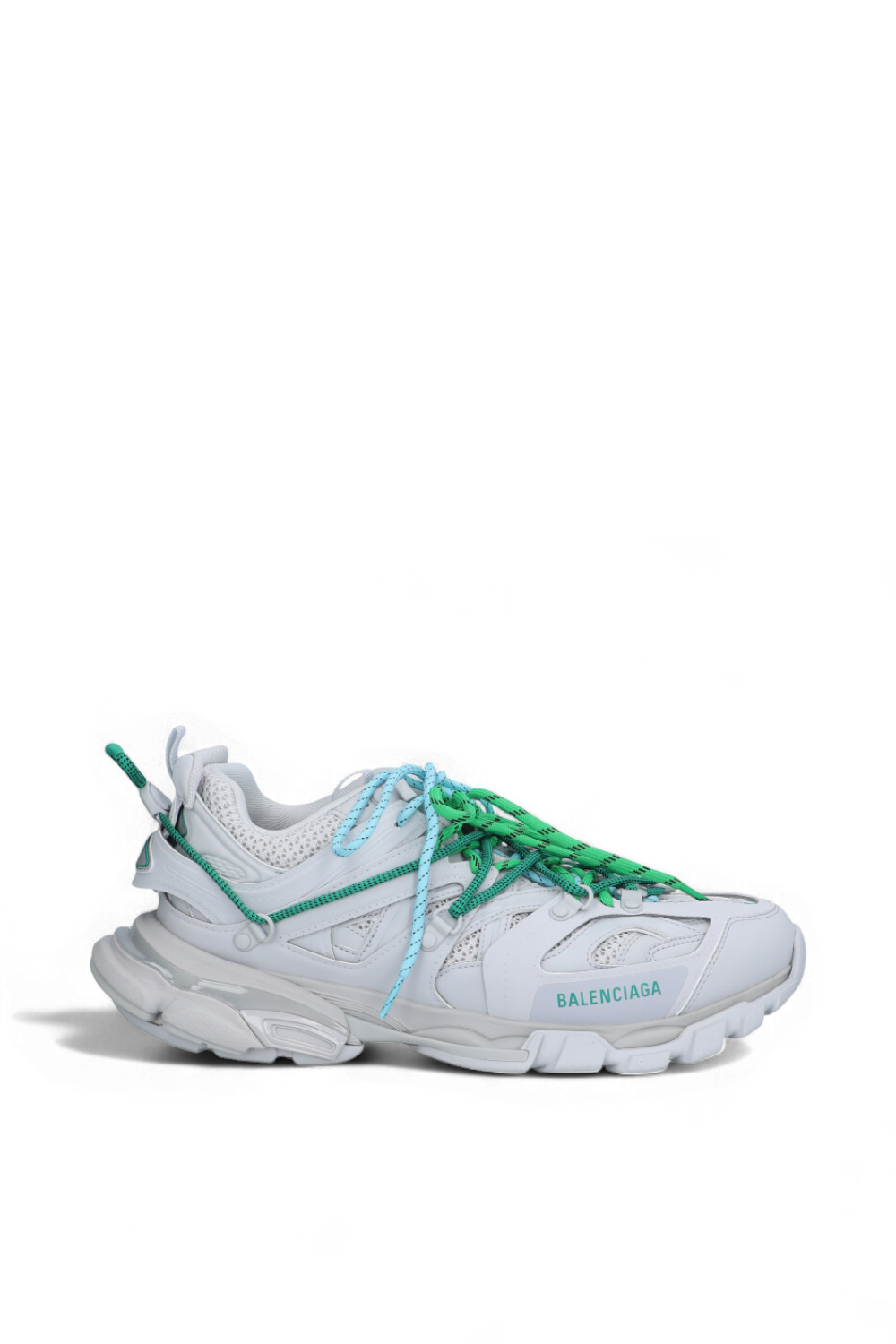 תמונה קידמית של נעלי סניקרס