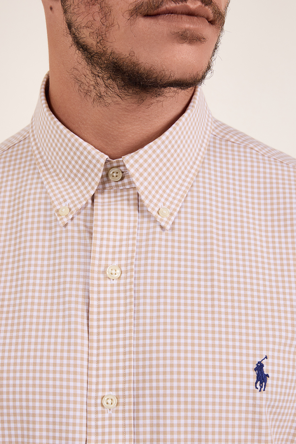 תמונת תקריב דוגמן של חולצת כפתורים