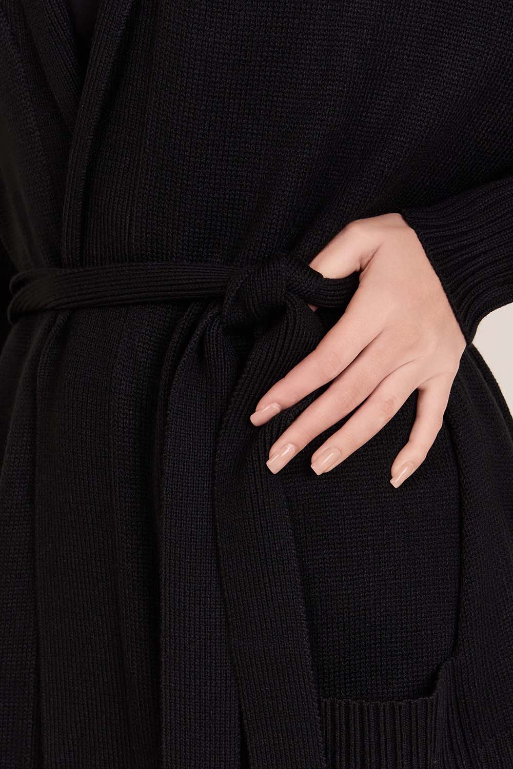 תמונת תקריב דוגמן של קרדיגן ארוך