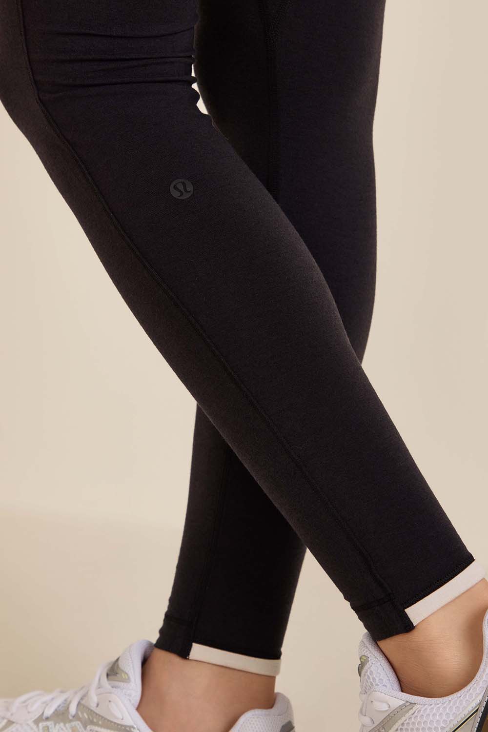תמונת תקריב דוגמן של Wool-Blend Base Layer Tight
