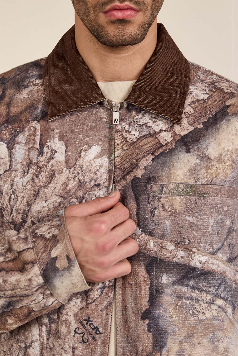 תמונת תקריב דוגמן של ז'קט בריפוד קל