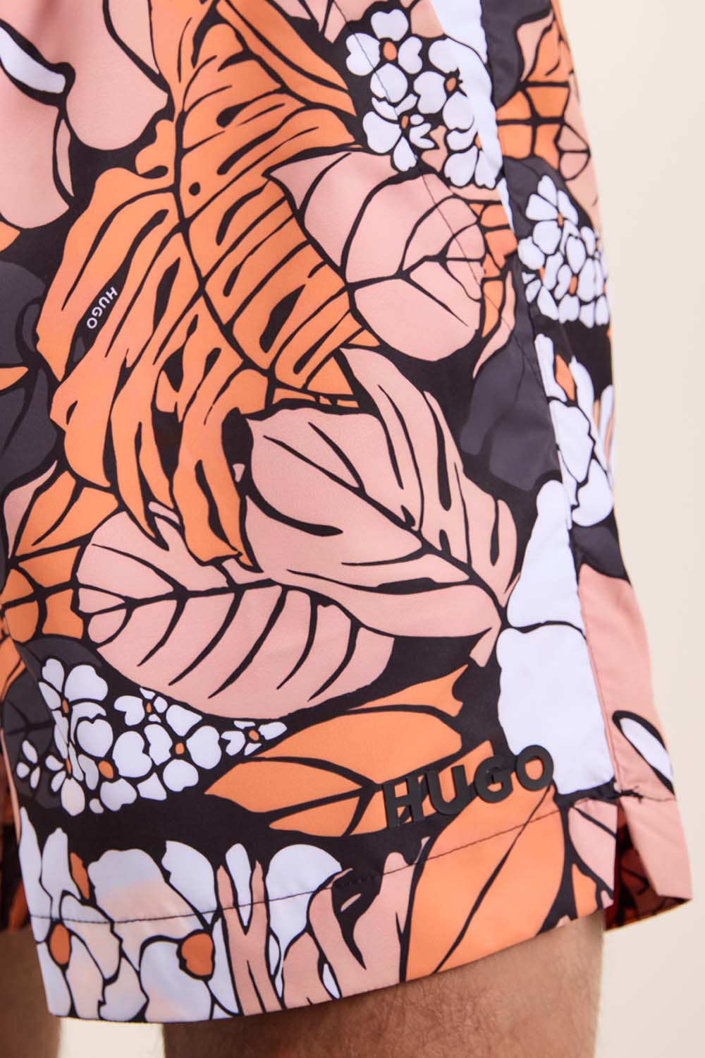 תמונת תקריב דוגמן של מכנסי שחייה