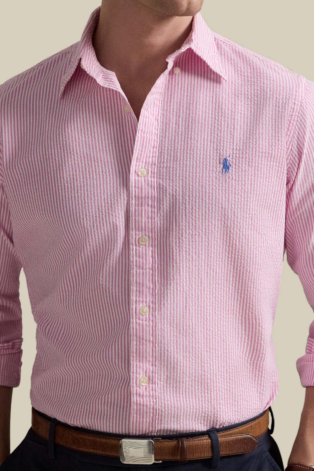 תמונת תקריב דוגמן של חולצת כפתורים