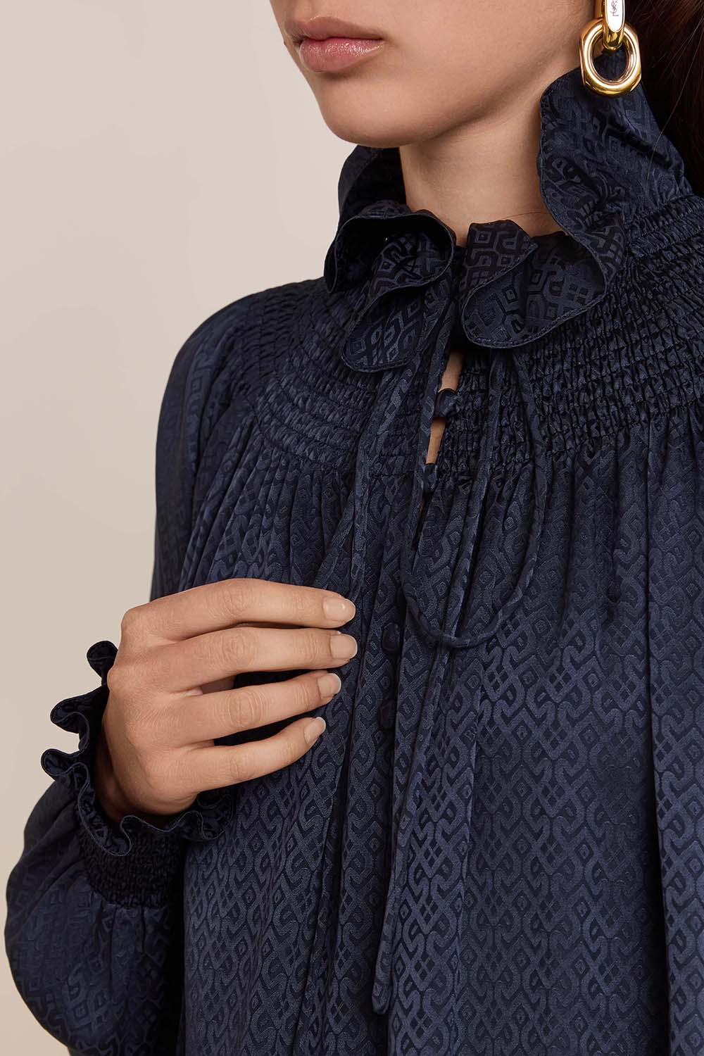 תמונת תקריב דוגמן של חולצה רומנטית