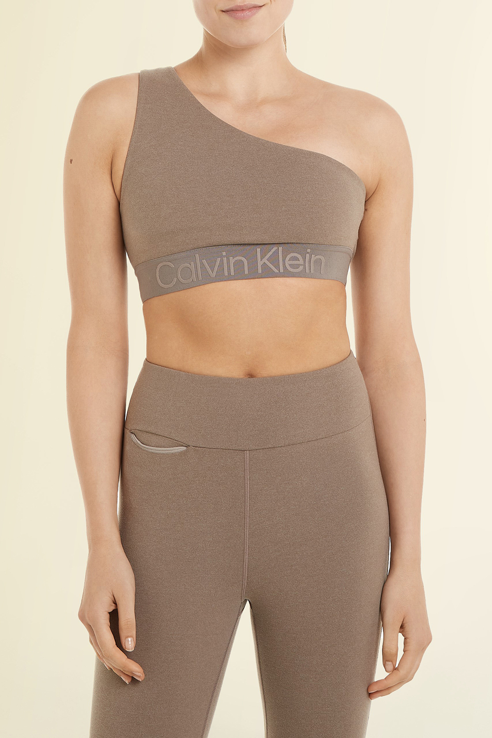 תמונת דוגמן קידמית של חזיית אימון א-סימטרית