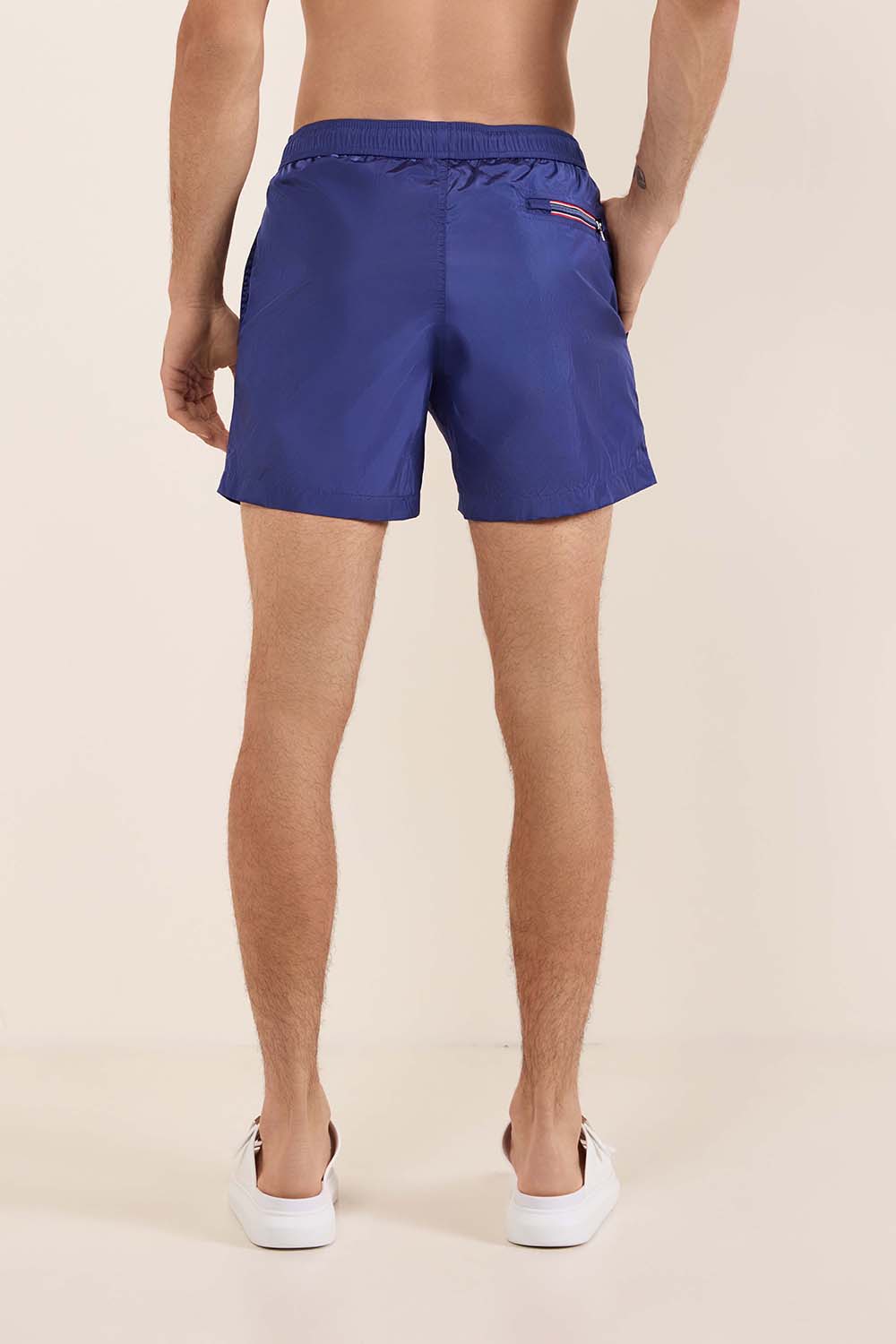 תמונת דוגמן אחורית של מכנסי שחייה