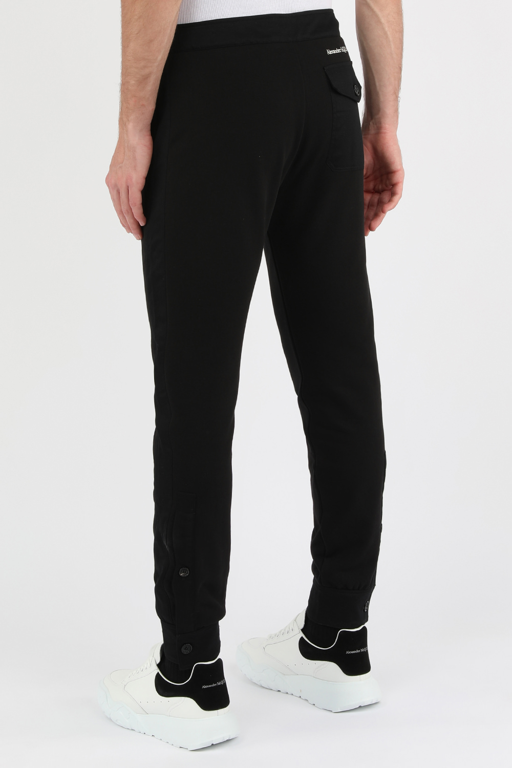 תמונת דוגמן אחורית של מכנסי טרנינג שחורים אלגנטיים