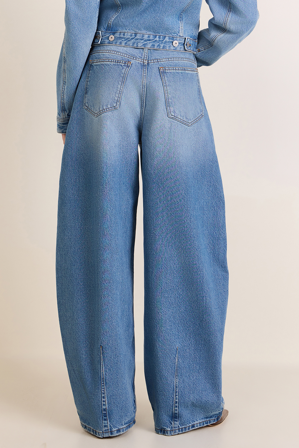 תמונת דוגמן אחורית של מכנסי ג'ינס מתרחבים