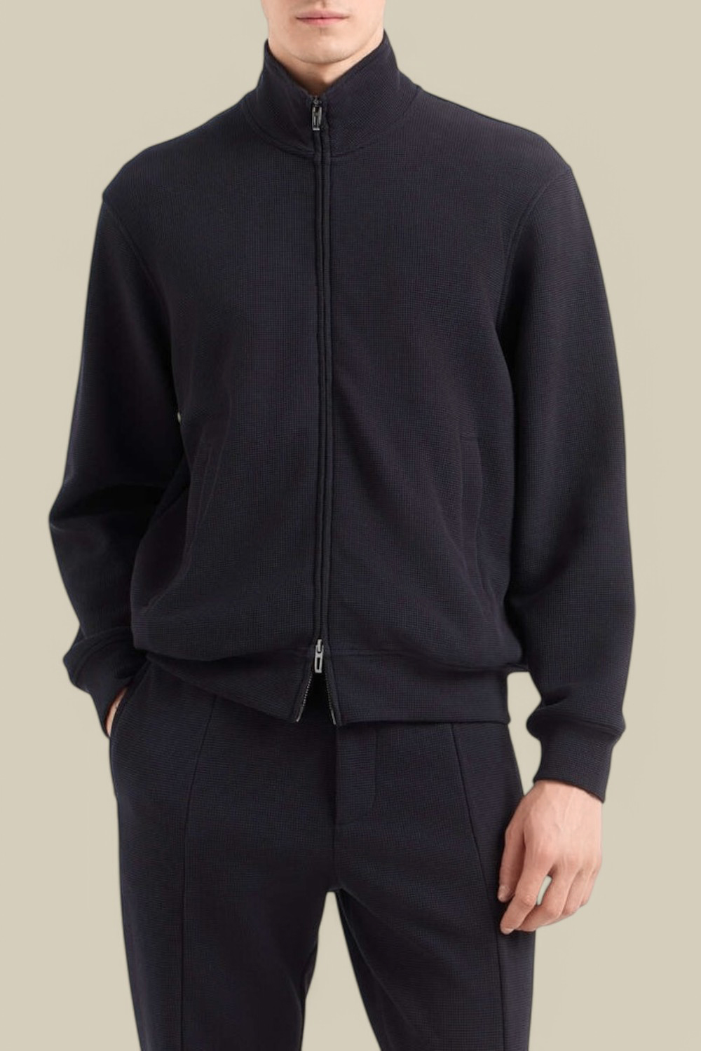 תמונת דוגמן קידמית של סווטשירט בסגירת רוכסן