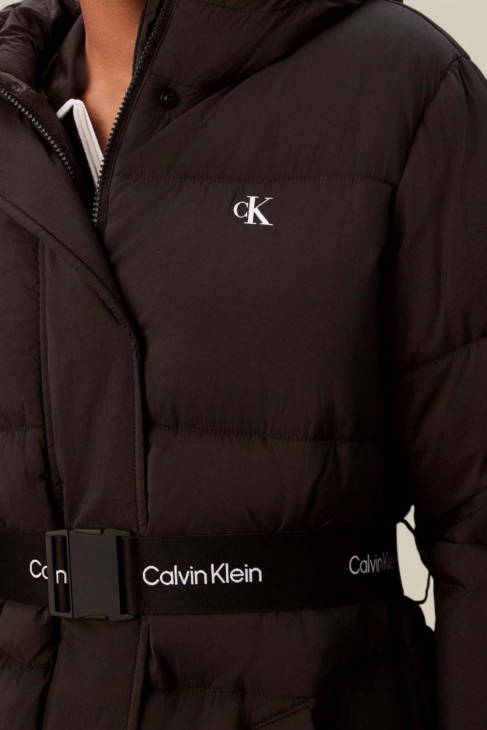 תמונת תקריב דוגמן של מעיל פוך עם חגורה