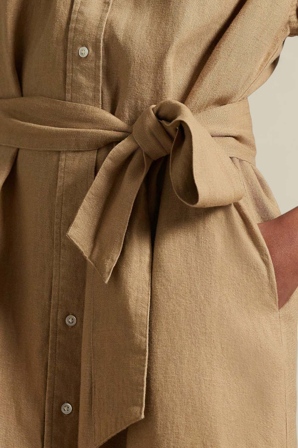 תמונת תקריב דוגמן של שמלת כפתורים