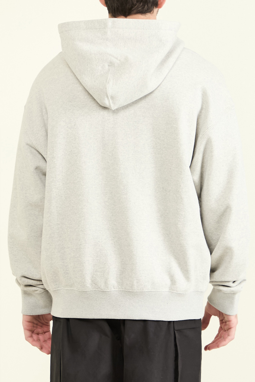 תמונת דוגמן אחורית של סווטשירט קפוצ'ון
