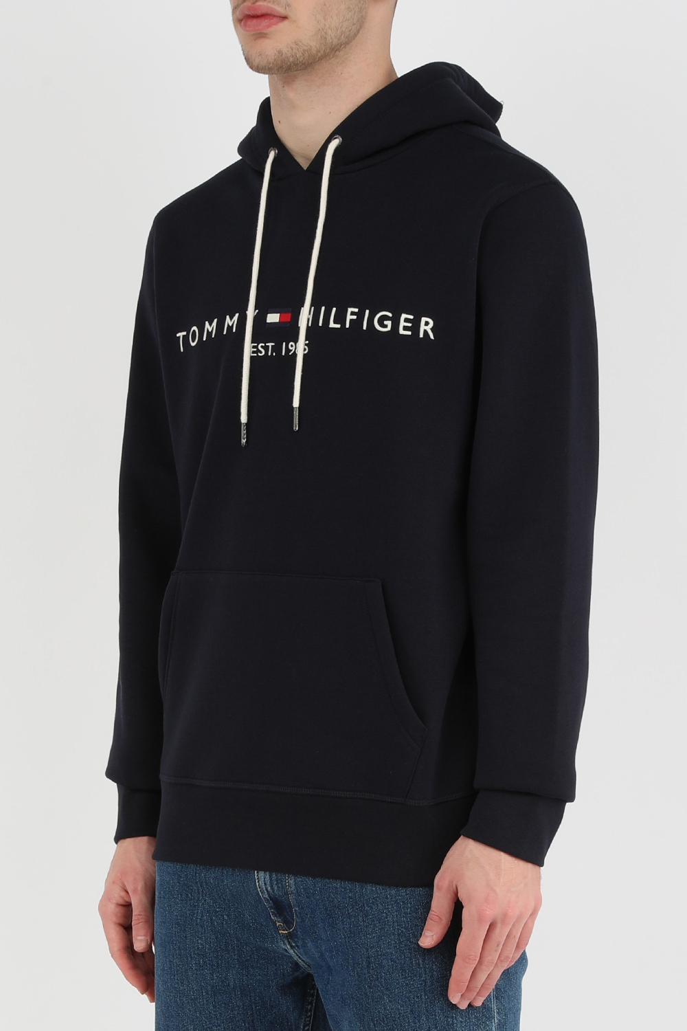 תמונת דוגמן קידמית של סווטשירט קפוצ'ון כחול עם שם המותג