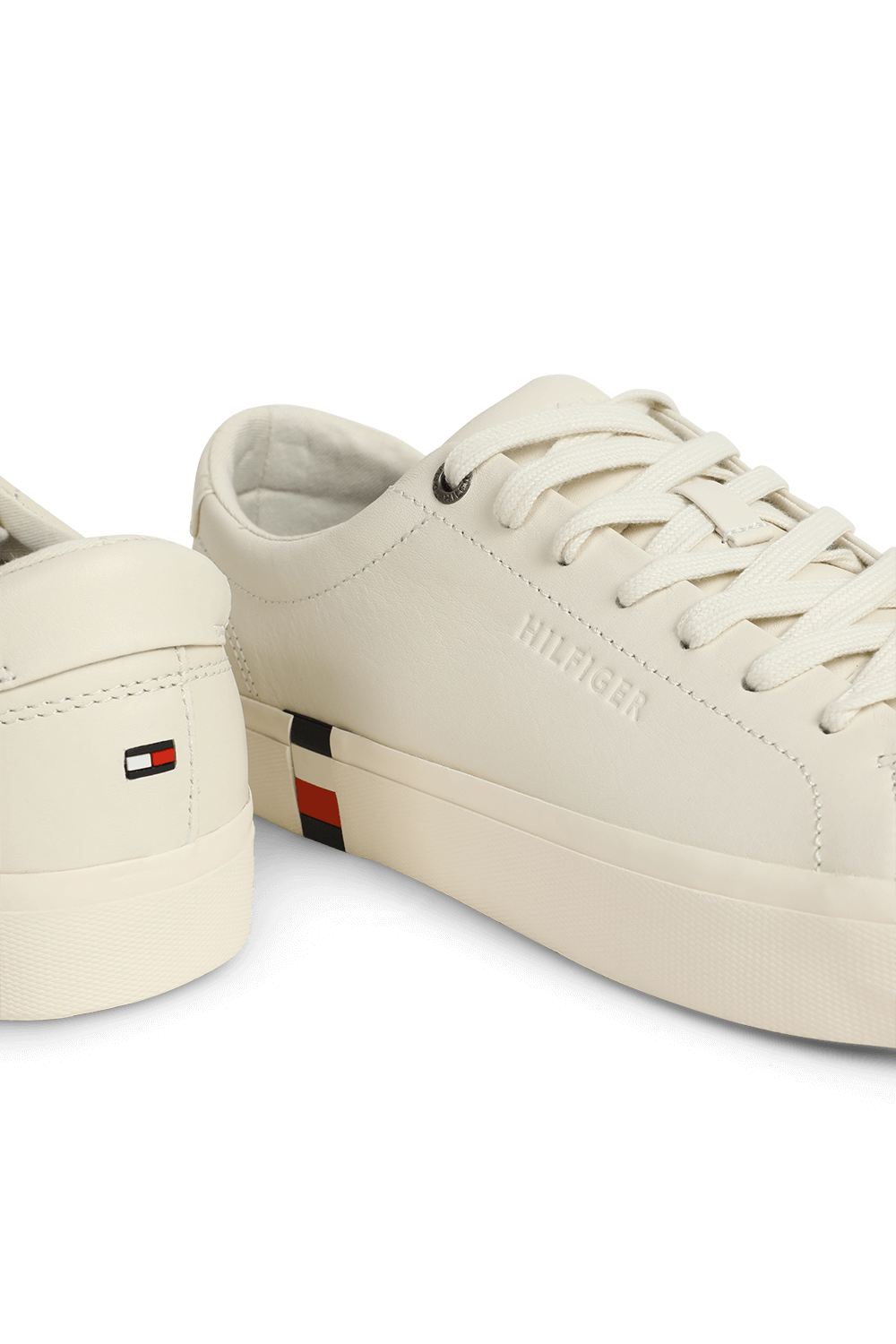 תמונת תקריב של סניקרס מעור עם דגל המותג