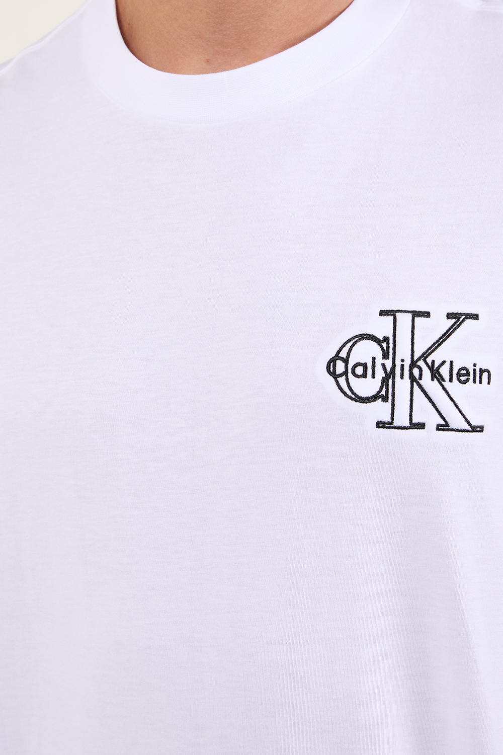 תמונת תקריב דוגמן של חולצת טי סלים