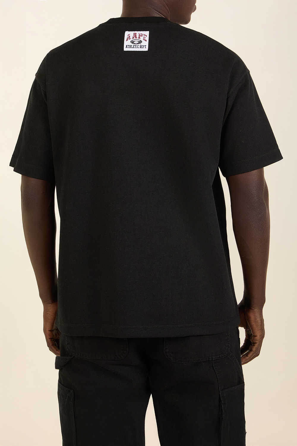 תמונת תקריב דוגמן של חולצת טי דו צדדית