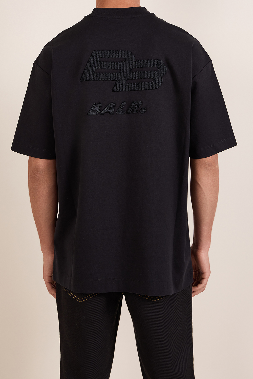 תמונת דוגמן אחורית של חולצת טי בגזרה משוחררת