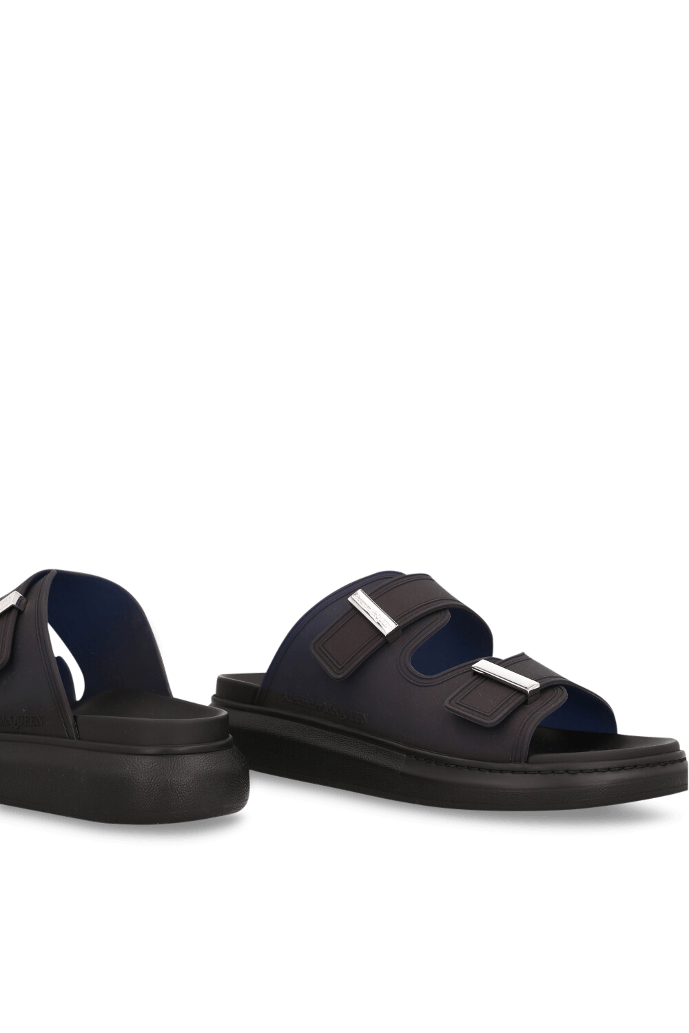 תמונת תקריב של כפכפי סליידס גומי