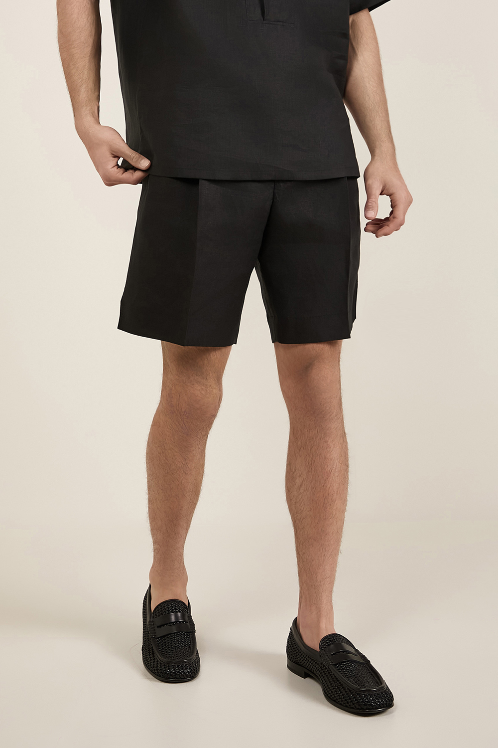 תמונת דוגמן קידמית של מכנסיים קצרים מפשתן